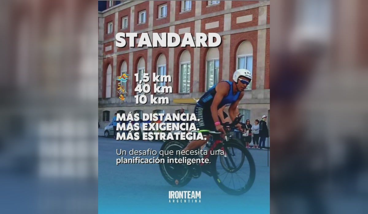 Atleta de IRONTEAM compite en la etapa de ciclismo de un triatlón Standard